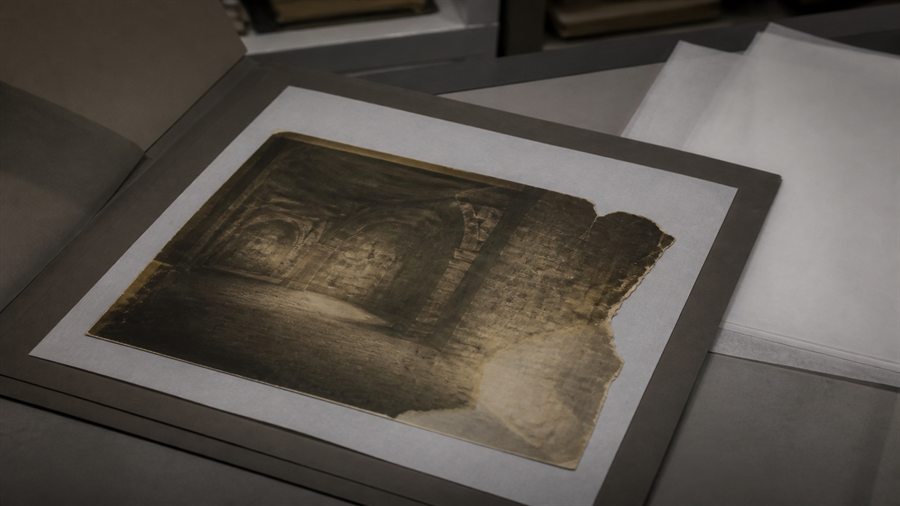 Beschädigtes historisches Foto als Beweisstück